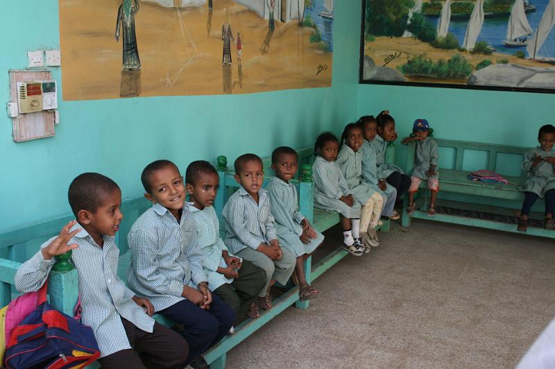 eg07_050210400_j.jpg - Children in the Nubian school