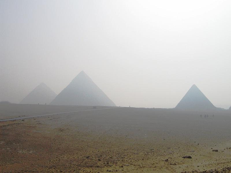 eg07_042708360_s_a.jpg - Pyramids in the mist