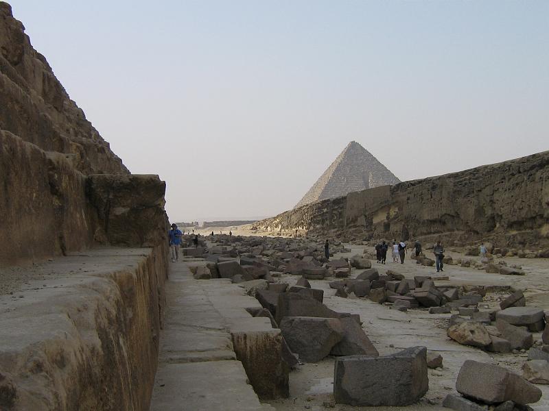 eg07_042709240_s.jpg - Walk around the pyramid of Chephren. In the back, the pyramid of Menkaure