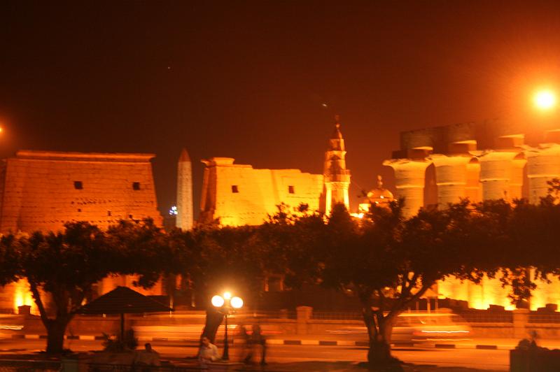 eg07_042821413_j.jpg - Luxor by night