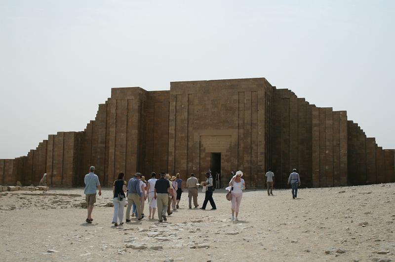 eg07_042715160_j.jpg - Entrance to Djoser's funerary complex in Saqqara