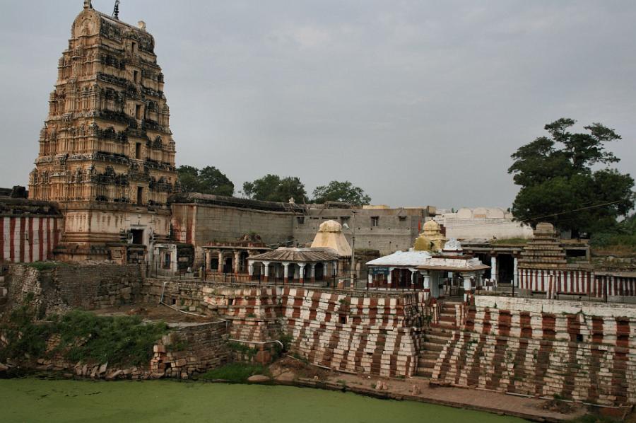 in09_102908010_j_a.jpg - Manmatha Tank with northern gopuram of Virupaksha Temple and small temples