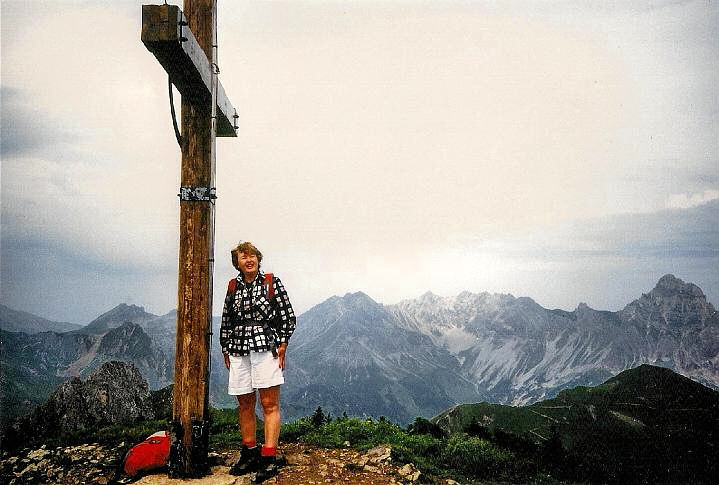 br96_geissspitze_07_a.jpg - Siv at the mountain top cross in 1996.