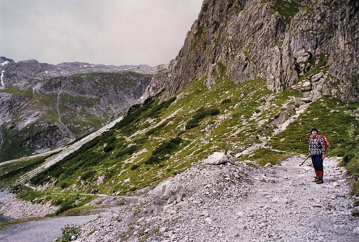 br99_totalp_01.jpg - We are on the path to Todalphütte which zigzags up from about 2000 m to about 2400 m.