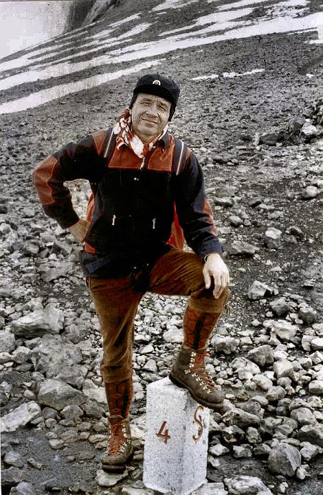 br85_mannheimer5_c.jpg - John is standing here with a foot on the border stone between Austria and Switzerland. Then comes the Südwandsteig!