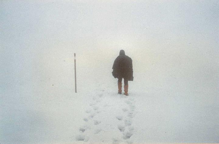 br85_mannheimerC_b.jpg - The next morning there were huge masses of snow outside the house. They had a job getting the door open first thing that morning. A thick fog covered the glacier and we could just barely find our way from one marker stick to the next one. Unforgettable. Norwegian rain tents covered us and our packs..