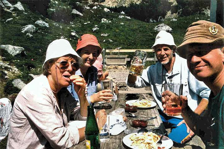 br89_hhueter4_c.jpg - Fritz, Renate, John and Siv having a good meal of Kaiserschmarren (sort of an omelette, but sweet, with raisins and sprinkled with powdered sugar) at Heinrich Hueterhütte.