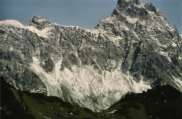 br89_hhueter_04.jpg - Mighty Zimba seen from the walk to Heinrich Hueterhütte. This was in 1989, the year of the big snow.