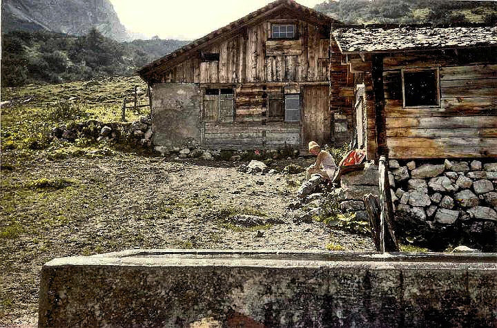 br89_oberebrueggele_b.jpg - The adorable Obere Brüggelealp in 1989. Siv sitting on the doorstep, sunbathing and resting, probably after a lunch sandwich.